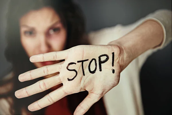 停止家庭虐待 一个被殴打和伤害的年轻女人的画像 手上写着 这个字 — 图库照片