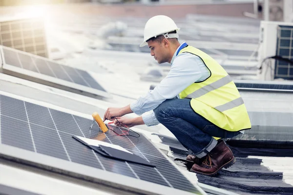 Painel Solar Engenheiro Eletricista Trabalhando Atualização Manutenção Construção Telhado Construção — Fotografia de Stock