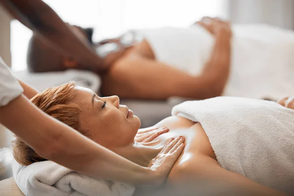 Massage Ontspanning Koppel Een Spa Voor Luxe Huidverzorging Wellness Lichaamstherapie — Stockfoto