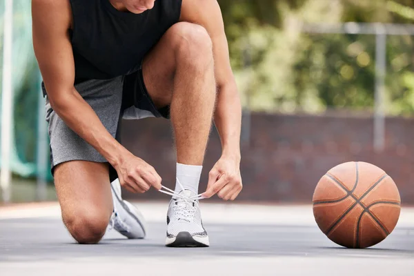 在篮球场上 男人们在操练 训练和锻炼前 把篮球 鞋子和手放在地上做花边 运动鞋和篮球运动员准备运动 运动和比赛 — 图库照片
