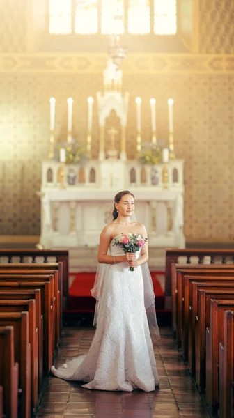 結婚式 お祝いのための教会の白いドレスで 幸福と寺院で自信を持って 結婚と喜びのために 若い女性 花束や関係のための穏やかな結婚 コンテンツと幸せ — ストック写真
