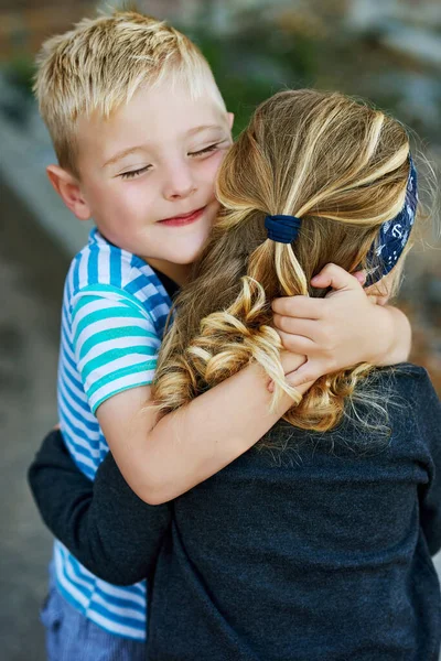 Irmãs São Para Apertar Irmãozinho Bonito Irmã Compartilhando Abraço Fora — Fotografia de Stock