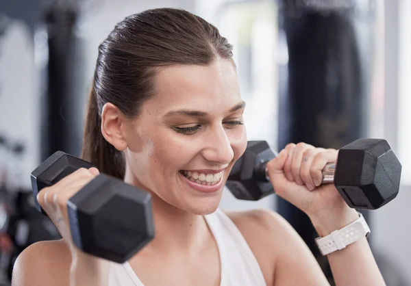 Fitness Levantamiento Pesas Sonrisa Con Mujer Gimnasio Para Entrenamiento Entrenamiento —  Fotos de Stock