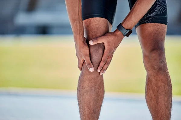跑步者 膝盖受伤和腿疼痛 在战场上 田径或运动训练 锻炼或锻炼 为健康 健康或肌肉发育而跑步时的黑人男子 运动员和膝部疼痛紧急情况 — 图库照片