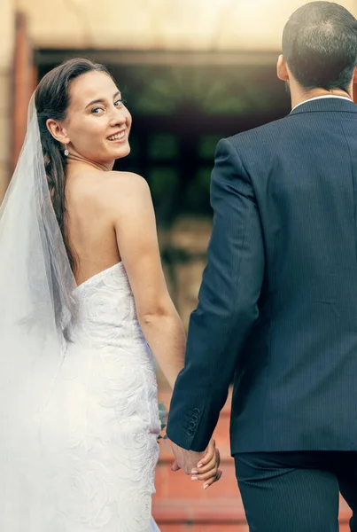 Bröllop Gift Och Man Och Kvinna Som Håller Hand Utanför — Stockfoto
