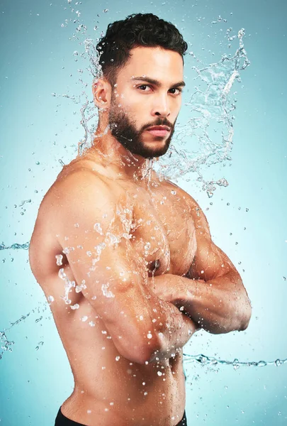 Splash Water Man Hygiëne Reiniging Portret Wassen Lichaam Huid Hydratatie — Stockfoto