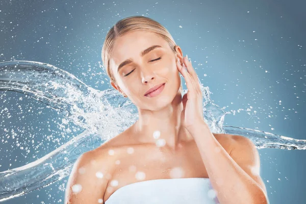 Wasserspritzer Frau Und Schönheit Auf Blauem Hintergrund Der Hautpflege Ästhetische — Stockfoto