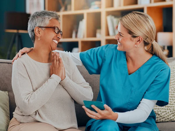 Cuidados Sênior Cuidador Paciente Juntos Sofá Falando Sobre Cuidados Saúde — Fotografia de Stock