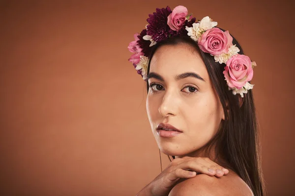 Stüdyoda Model Bir Kadınla Yüz Güzellik Çiçekler Kahverengi Arka Planda — Stok fotoğraf
