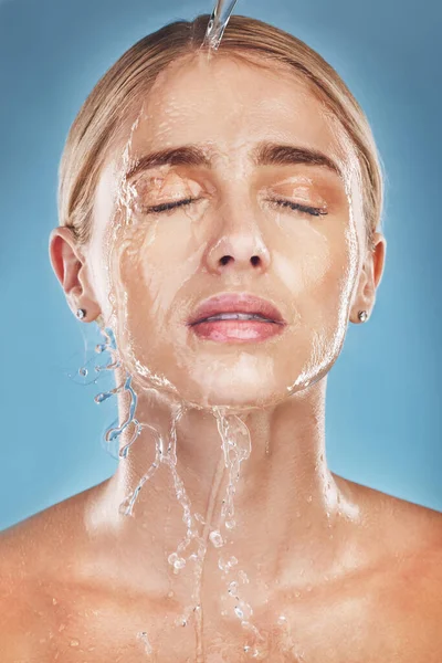 美容美发 水和女人洗脸 为身体卫生 浴室日常和奢侈的面部处理 天然保健 护肤和美容模型 用液体洗脸和健康水合 — 图库照片