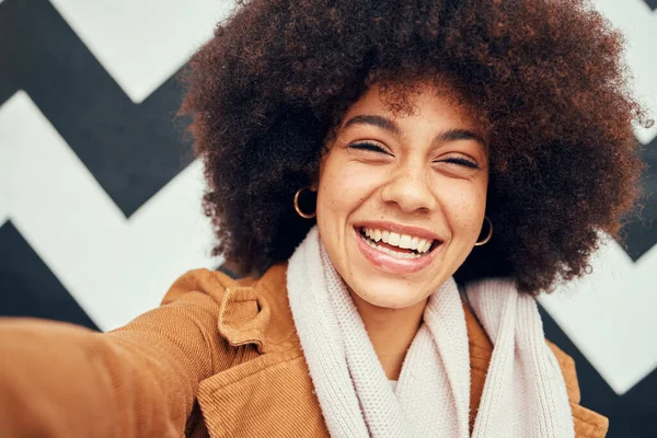 Zenci Kadın Mutlu Selfie Modayla Afro Tarz Giysi Geometrik Şehir — Stok fotoğraf