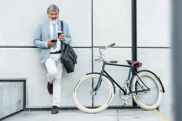 Businessman Phone Coffee Bicycle City Social Media Web Internet Browsing — 스톡 사진