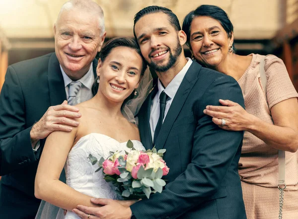 Νύφη Γαμπρός Και Οικογενειακό Πορτρέτο Αγκαλιά Για Γιορτή Του Γάμου — Φωτογραφία Αρχείου
