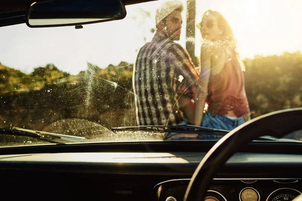 Unterwegs Gibt Viel Schönes Sehen Ein Junges Paar Auf Roadtrip — Stockfoto