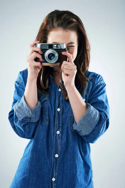 チーズをお願いします 灰色の背景にヴィンテージカメラを使用して若い女性のスタジオの肖像画 — ストック写真
