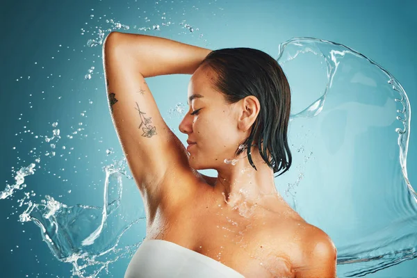 青のスタジオの背景に対して洗浄 健康と体のための水とスプラッシュ リラックスして女性 シャワー スキンケア 化粧品の美しさのための液体からの匂いとスパ 健康とアジアの女の子モデル — ストック写真