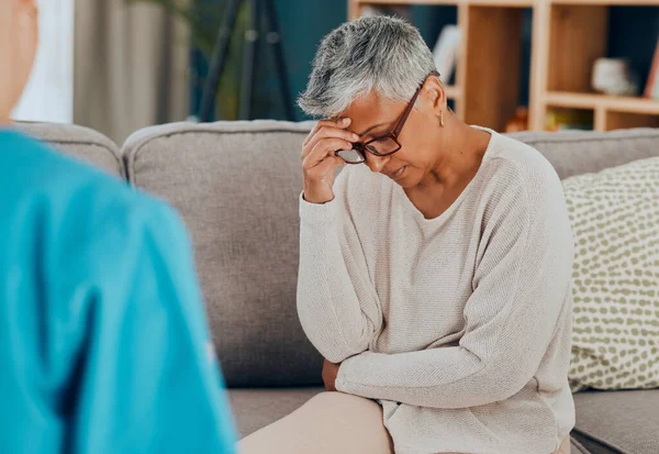 老年妇女 抑郁心理中的压力和心理健康 沙发上的心理治疗师的支持和咨询 与生活问题 痛苦和心理帮助有关的悲伤 沟通和倦怠 — 图库照片