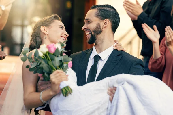 婚礼和男人在教堂里背着女人举行结婚仪式 得到了朋友和家人的掌声 庆祝新郎新娘结婚后 观众们鼓掌欢呼 — 图库照片