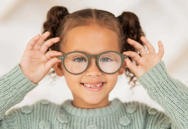 眼科护理和儿童肖像与光学保健眼镜 视力支持和测试处方眼镜 光学商店 零售选择和快乐的年轻女孩试镜镜框 — 图库照片