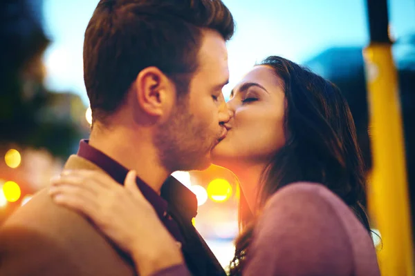 深く親密なキスを共有する 街でデート中にキスをしている若いカップルが — ストック写真