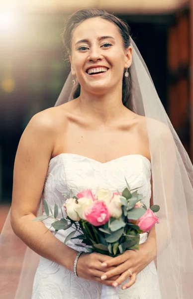 婚礼上 一个快乐的新娘站在教堂外面的美丽 时尚和画像 浪漫的婚礼 微笑着 美丽的结了婚的拉蒂诺女人 婚纱盛开 婚纱盛开 — 图库照片