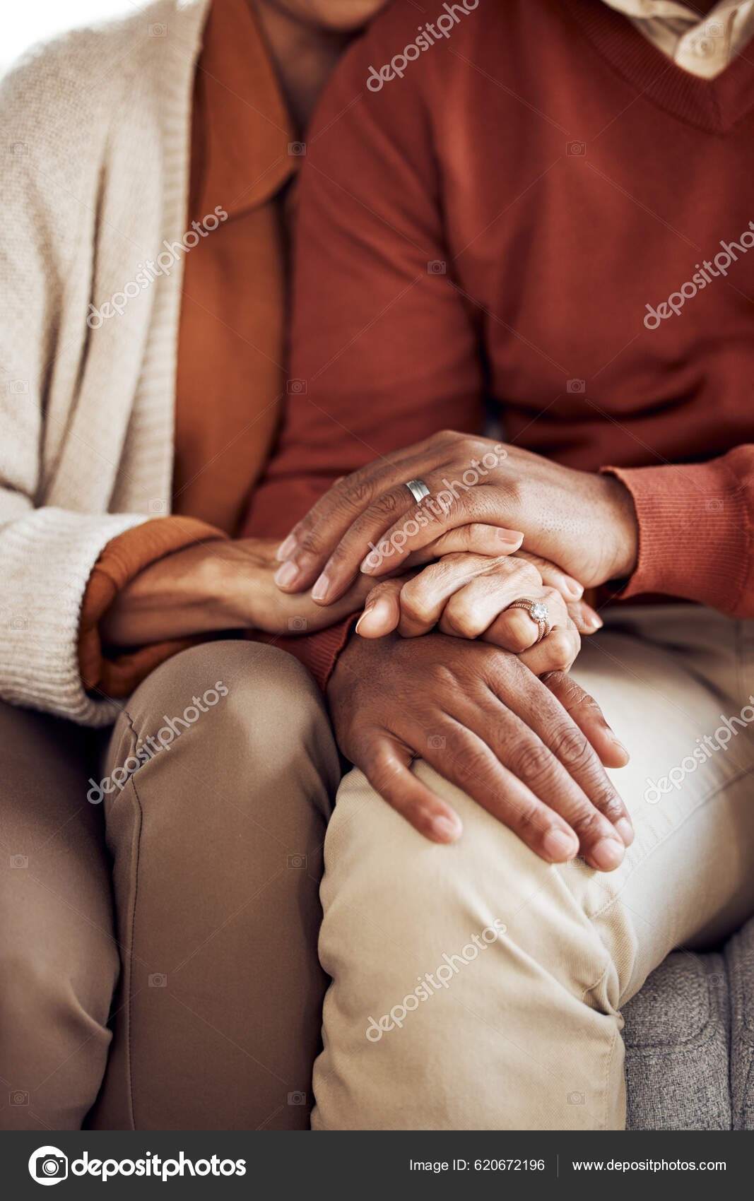 Amor Casal Negro Mãos Dadas Para Casamento Tempo Qualidade Felicidade —  Foto © PeopleImages.com #620672196, image size:1067x1700