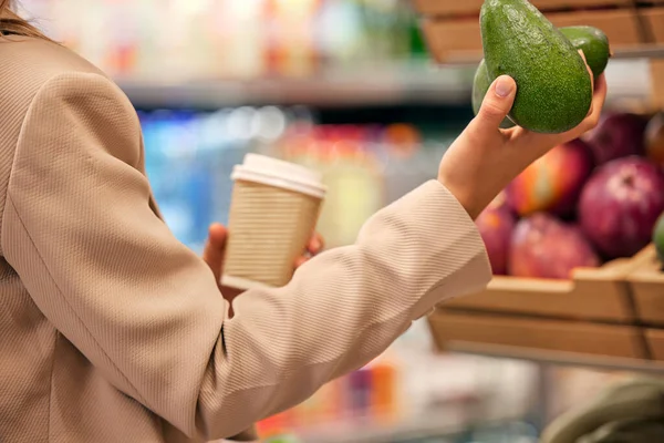 Supermercado Abacate Mulher Mão Compras Frutas Frescos Produtos Mercearia Varejo — Fotografia de Stock