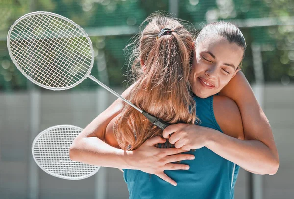 羽毛球 成功和朋友们在体育比赛或训练后拥抱在一起 以寻求支持 爱和祝贺 在女子比赛中 微笑和快乐的女性拥抱在一起庆祝团队合作 — 图库照片