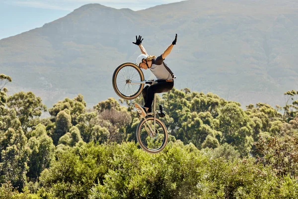 Гірський Велосипед Природа Спортсмен Стрибають Повітрі Пригодами Свіжому Повітрі Подорожують — стокове фото