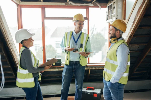 Teamwork Planning Ingenieurs Praten Bouwplaats Voor Reparaties Onderhoud Renovatie Tafel — Stockfoto