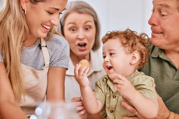 Familie Keuken Gelukkig Met Baby Bakken Hechting Huis Moeder Glimlach — Stockfoto