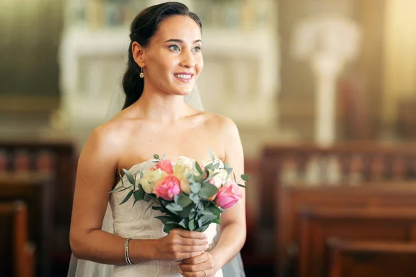 結婚式のドレスで幸せな花嫁 結婚式の花の花束と女性は コミットメント 愛と幸福のために結婚する お祝い事の儀式のためのカトリック教会の花嫁の美しさ 現代的なファッションと女性 — ストック写真