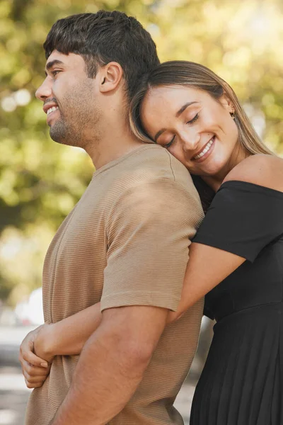 Naturaleza Amor Mujer Feliz Abrazando Marido Por Detrás Mientras Que —  Fotos de Stock