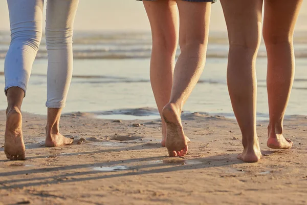 Menschen Füße Sand Und Spaziergänge Strand Schritte Den Sommerferien Urlaub — Stockfoto