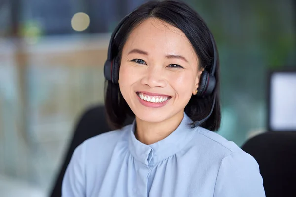 Centro Llamadas Asiático Mujer Consultor Ventas Con Una Sonrisa Para —  Fotos de Stock