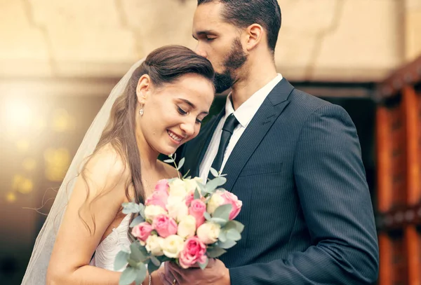 Házasság Szerelem Virágcsokor Esküvői Pár Csók Után Partnerség Elkötelezettség Virágos — Stock Fotó