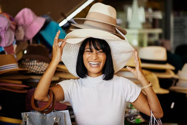 Mulher Chapéus Sorriso Uma Mulher Negra Fazendo Compras Uma Loja — Fotografia de Stock