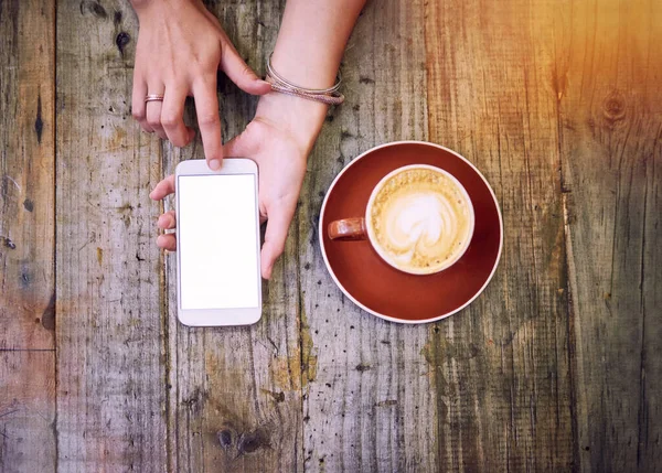 카푸치노에 연결하는 여자가 핸드폰을 사용하고 커피를 마시는 각도의 — 스톡 사진