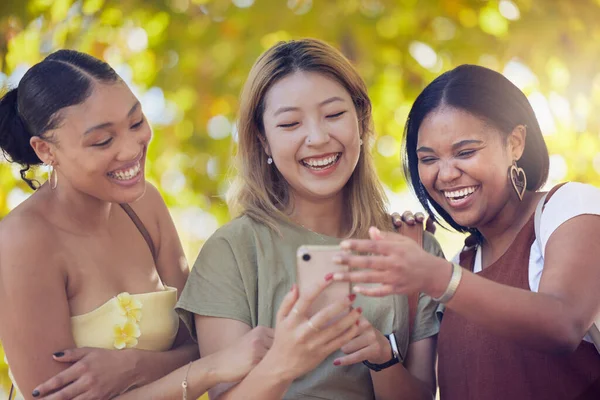 面白いソーシャルメディアの更新とスマートフォン 公園や女性の友人 春の屋外ウェルネスのためのブログやネットワーキングを読んでください 場所のチェック アプリやオンライン検索のための電話を使用して 自然幸せな人々 — ストック写真