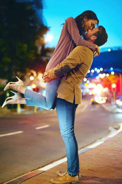 Ele Nunca Deixa Tiro Comprimento Total Jovem Casal Afetuoso Beijando — Fotografia de Stock