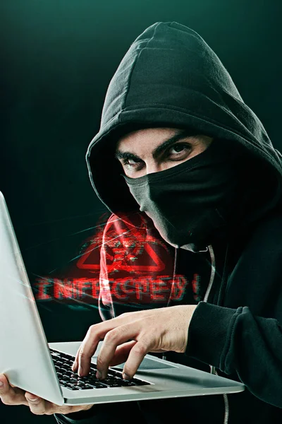 Alguém Vai Ter Uma Surpresa Desagradável Retrato Hacker Computador Usando — Fotografia de Stock