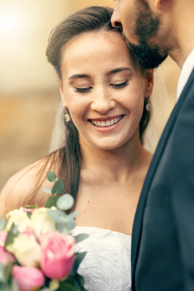 Kärlek Äktenskap Bröllop Och Par Kyss Från Brudgummen Glad Efter — Stockfoto