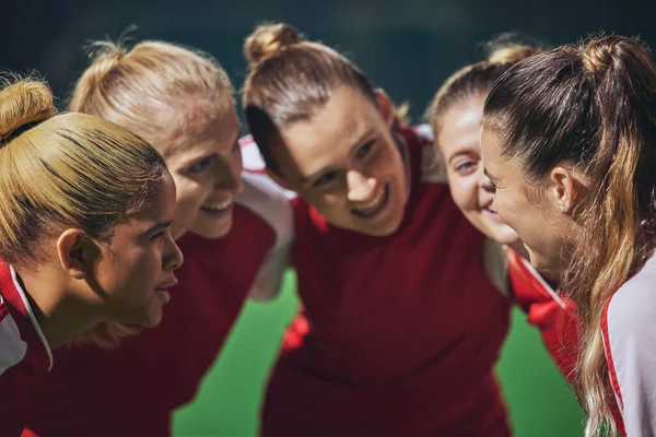 サッカー チームはサッカーの試合でフィールドに群がり 動機づけと女子スポーツのためのチームビルディング フィットネス トレーニング 幸せな女の子は勝利のチームワークと目標をサポートするサッカーの試合で話す — ストック写真