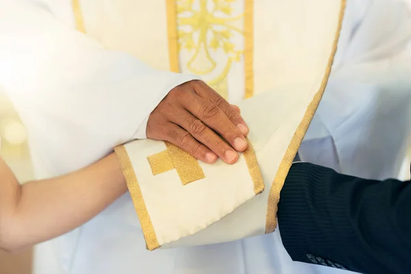 Mains Prêtre Couple Tout Priant Mariage Engagement Église Pour Bénédiction — Photo