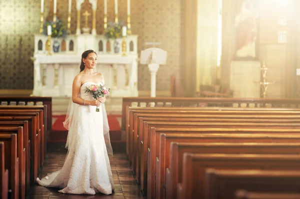 結婚式 花嫁と通路を歩く前に 将来と夢について考えている間 花の花束を保持する女性と教会 コミットメントと儀式のための白いウェディングドレスのモデル — ストック写真