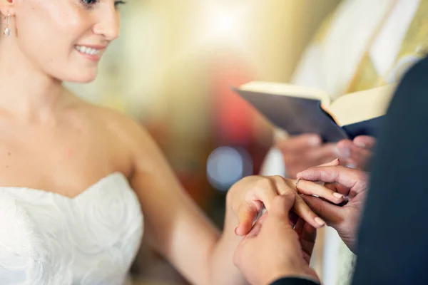 Весілля Шлюб Одягання Кільця Палець Нареченої Святкування Любові Романтики Відданості — стокове фото
