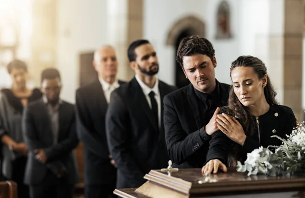 Mort Funérailles Famille Touchant Cercueil Dans Une Église Triste Malheureux — Photo