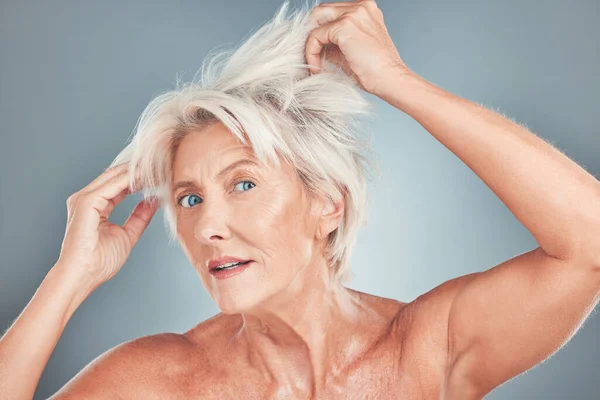 Wanita Senior Rambut Berantakan Dan Stres Untuk Perawatan Salon Kosmetik — Stok Foto