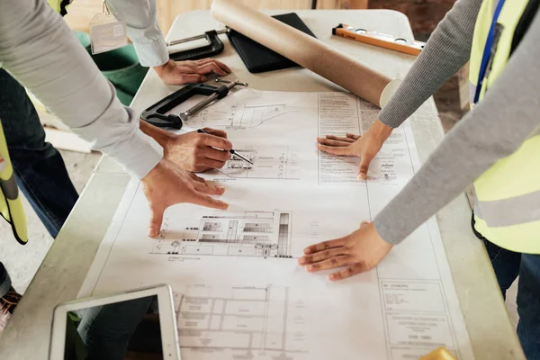 建築家チーム計画 手のコラボレーションと青写真の紙 戦略とフロアプランに取り組んで建築設計者 企業のワークテーブルのチームワークとアーキテクチャ設計を持つ創造的な労働者 — ストック写真