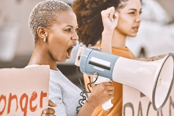 社会変革 政府からの自由のためのリーダーシップとしてメガホンを持つ抗議 怒りと黒人女性 市内の人種差別反対集会中に叫んでいる紛争 アフリカの少女 — ストック写真